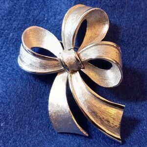 Vintage Crown Trifari ribbon Brooch